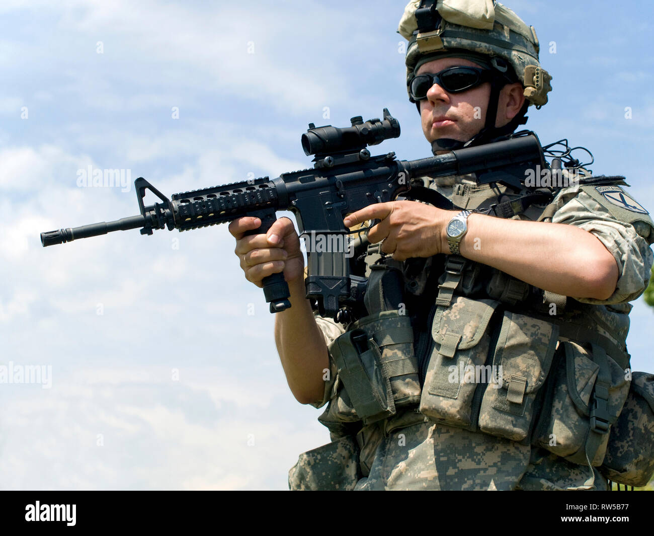 Soldier in camouflage uniform aiming his rifle Stock Photo - Alamy