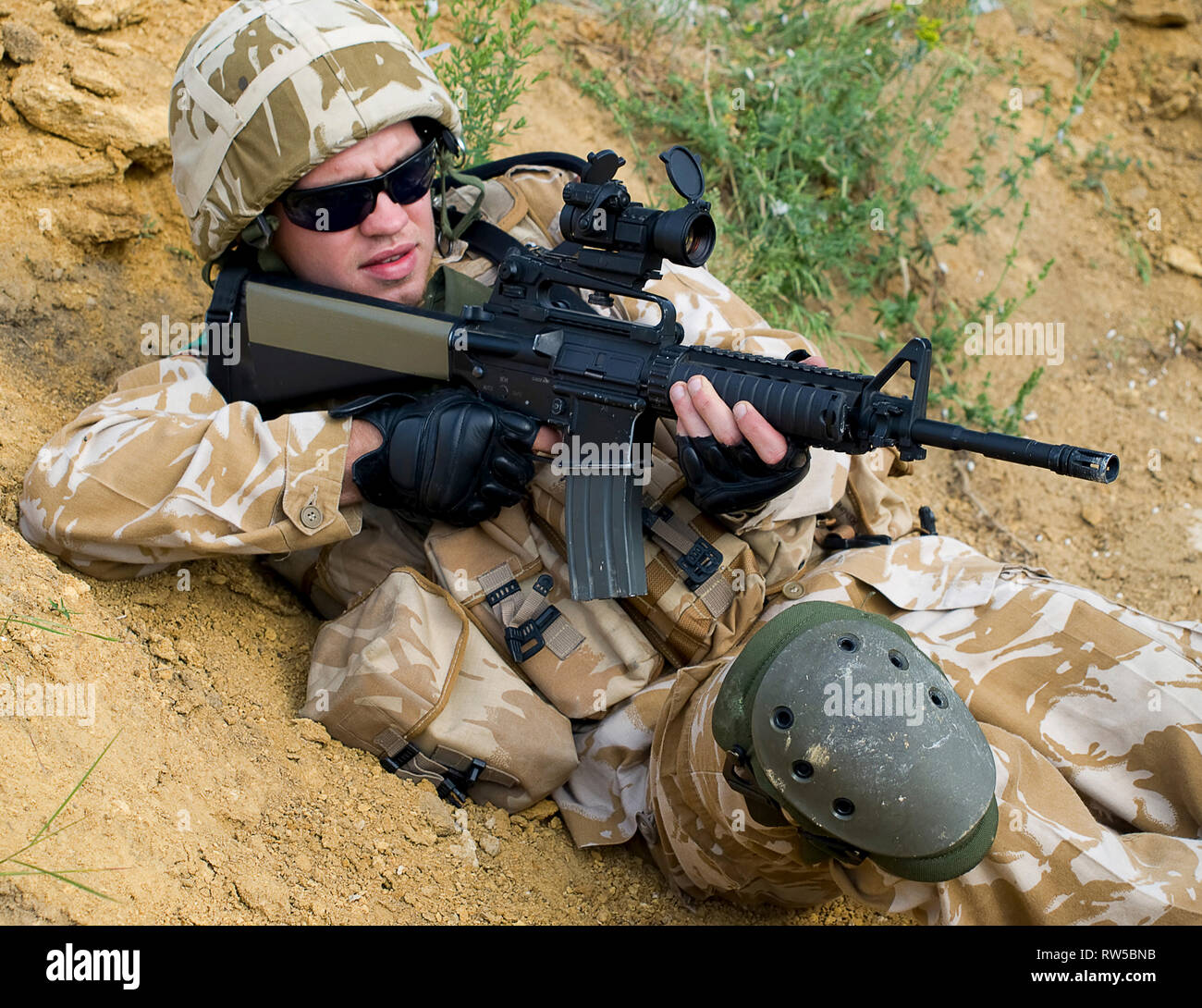 British soldier in desert uniform in action Stock Photo Alamy
