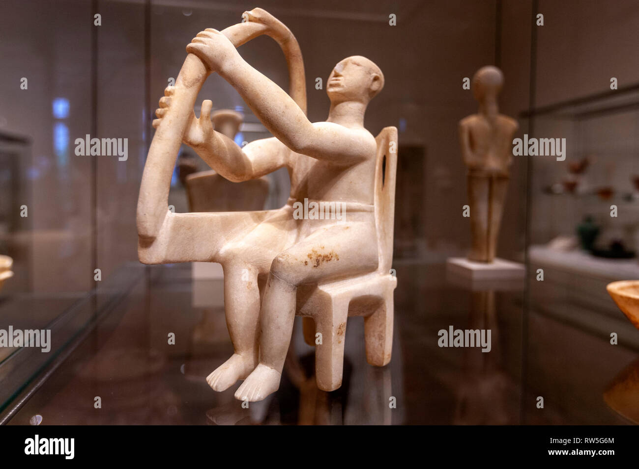 Marble seated harp player, Cycladic, The Metropolitan Museum of Art, Manhattan, New York Stock Photo