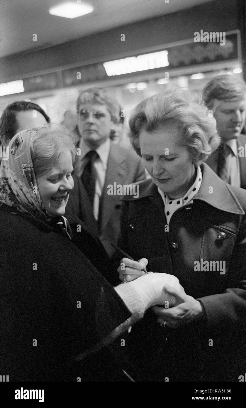 Margaret Thatcher campaigning for the 1979 General Election in Northampton.  She is signing her autograph on the plaster cast of a local Tory supporter. 1970s UK HOMER SYKES Stock Photo