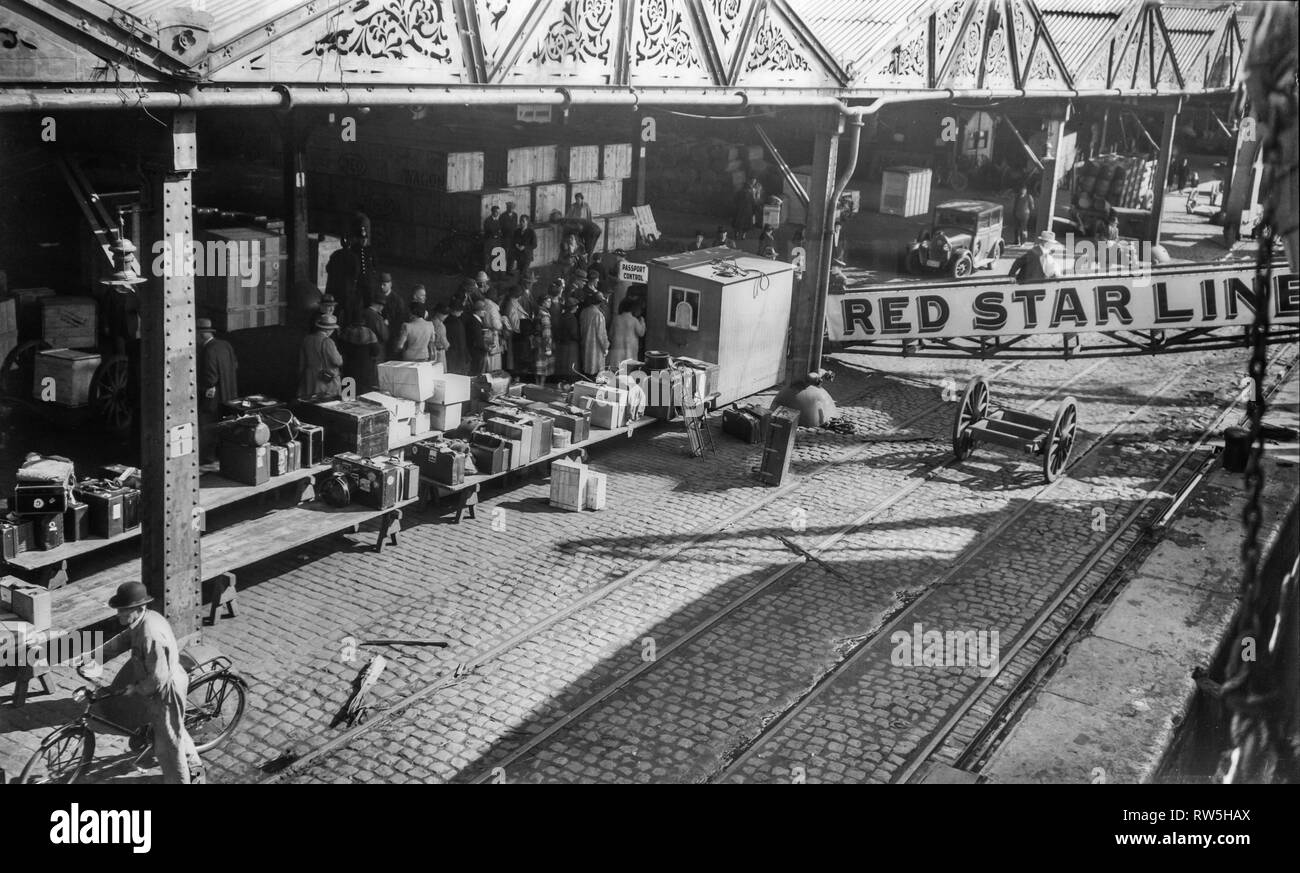 Old early 1900s photo of European emigrants travelling to the United States boarding steamship of the Red Star Line in the port of Antwerp, Belgium Stock Photo
