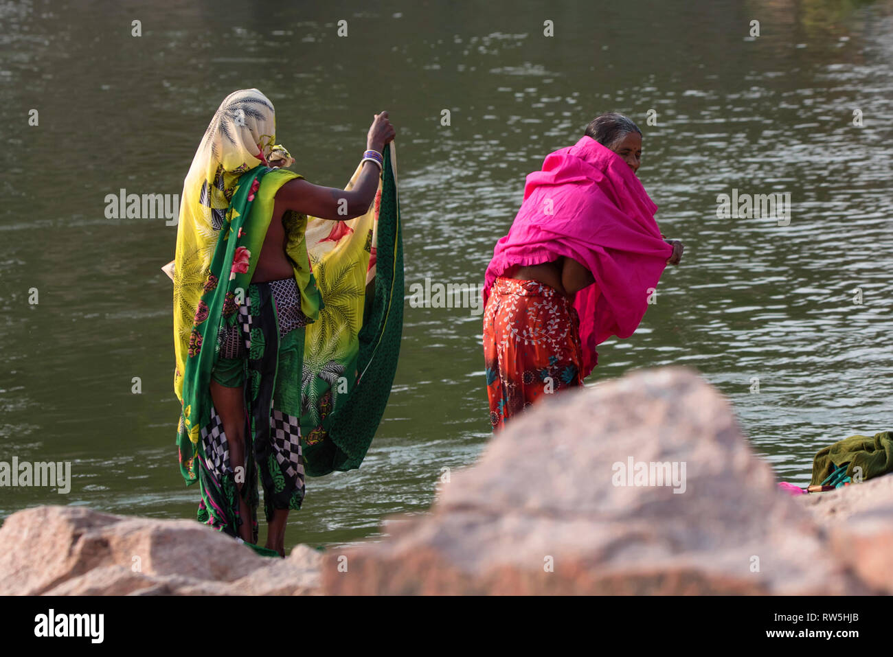 ORCHHA, INDIA - 9 NOVEMBER 2017: Unidentified Indian women bath in Betwa river Stock Photo
