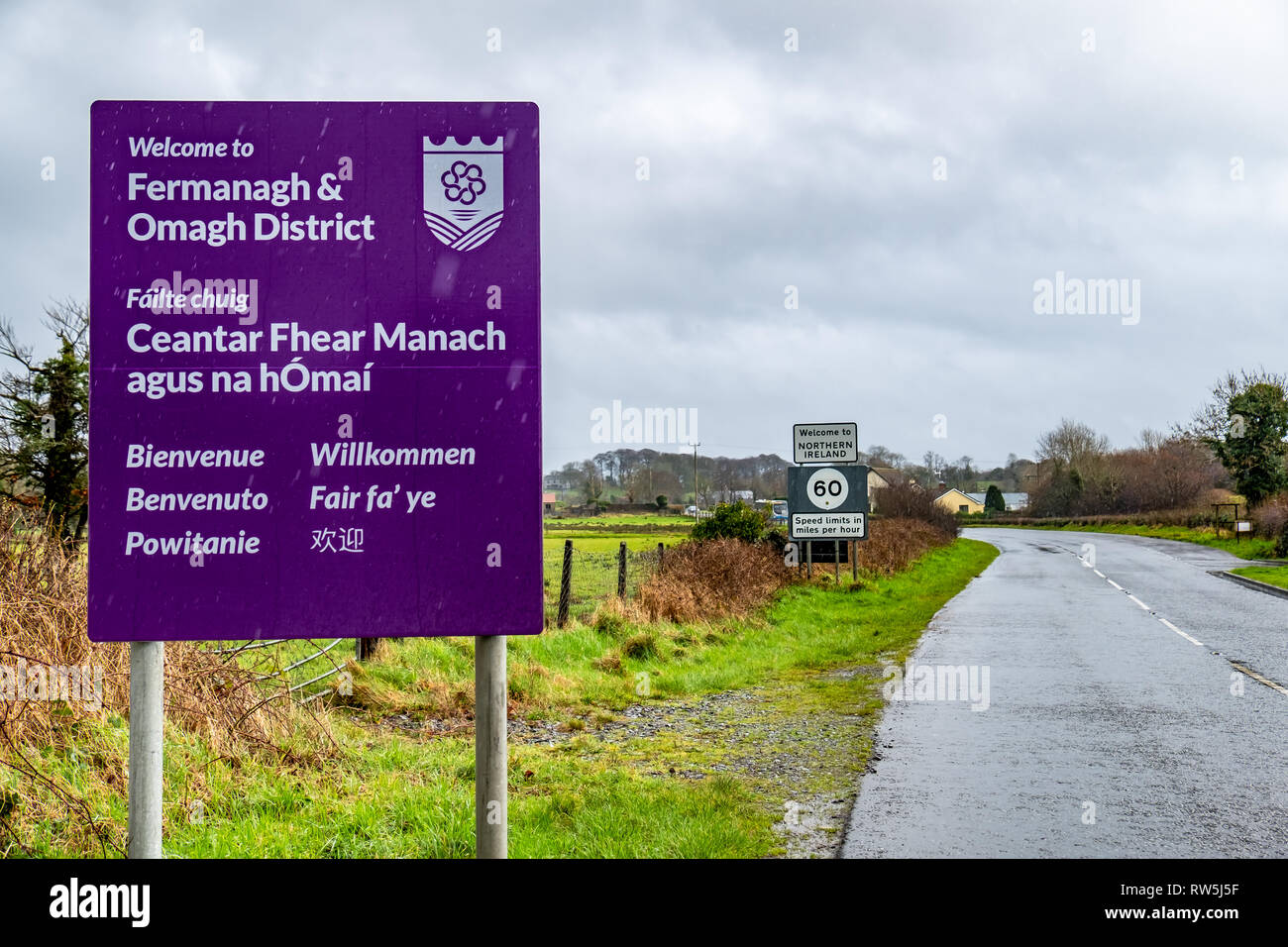 pettigo-ireland-march-03-2019-signs-showing-the-border-of-the-republic-of-ireland-and-northern-ireland-RW5J5F.jpg