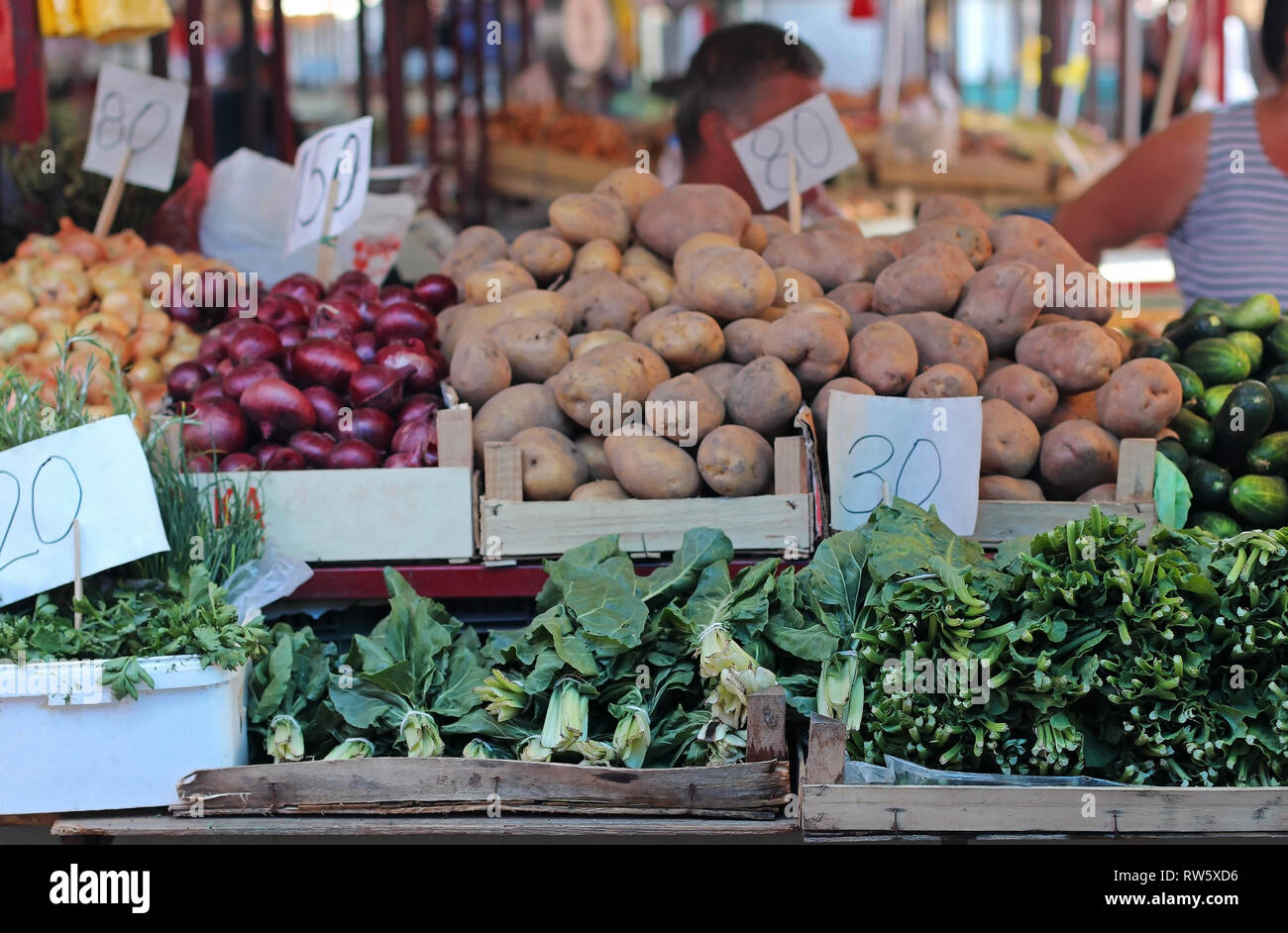 Fresh organic vegetables sold on market stall Stock Photo - Alamy
