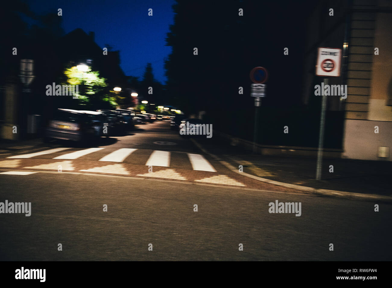 Road defocused light night tree hi-res stock photography and images - Alamy