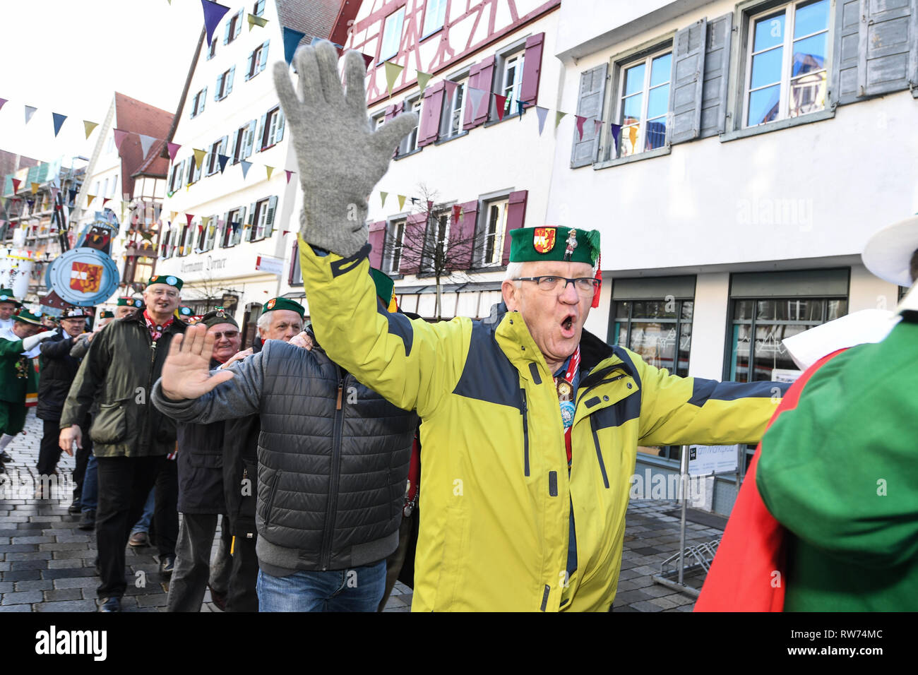 Riedlingen, Germany. 05th Mar, 2019. Winfried Kretschmann (Bündnis 90/Die Grünen, 2nd from right), Prime Minister of Baden-Würtemberg, is going through the city in a foolish parade on Tuesday during carnival. Around 300 fools of the fool guild Gole 1865 take part in cigar smoking, the 190th Froschkuttel meal and the subsequent slide out of the town hall and later want to gamble through the town. Froschkuttel is a Riedlinger speciality. These are cut beef gizzards pickled in vinegar. Credit: Felix Kästle/dpa/Alamy Live News Stock Photo