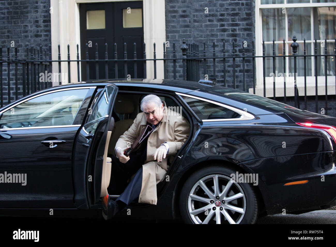 London, UK. 5th Mar, 2019.Attorney General The Rt Hon Geoffrey Cox QC MP arrives by car for the weekly cabinet meeting at 10 Downing Street in London. Credit: Keith Larby/Alamy Live News Stock Photo