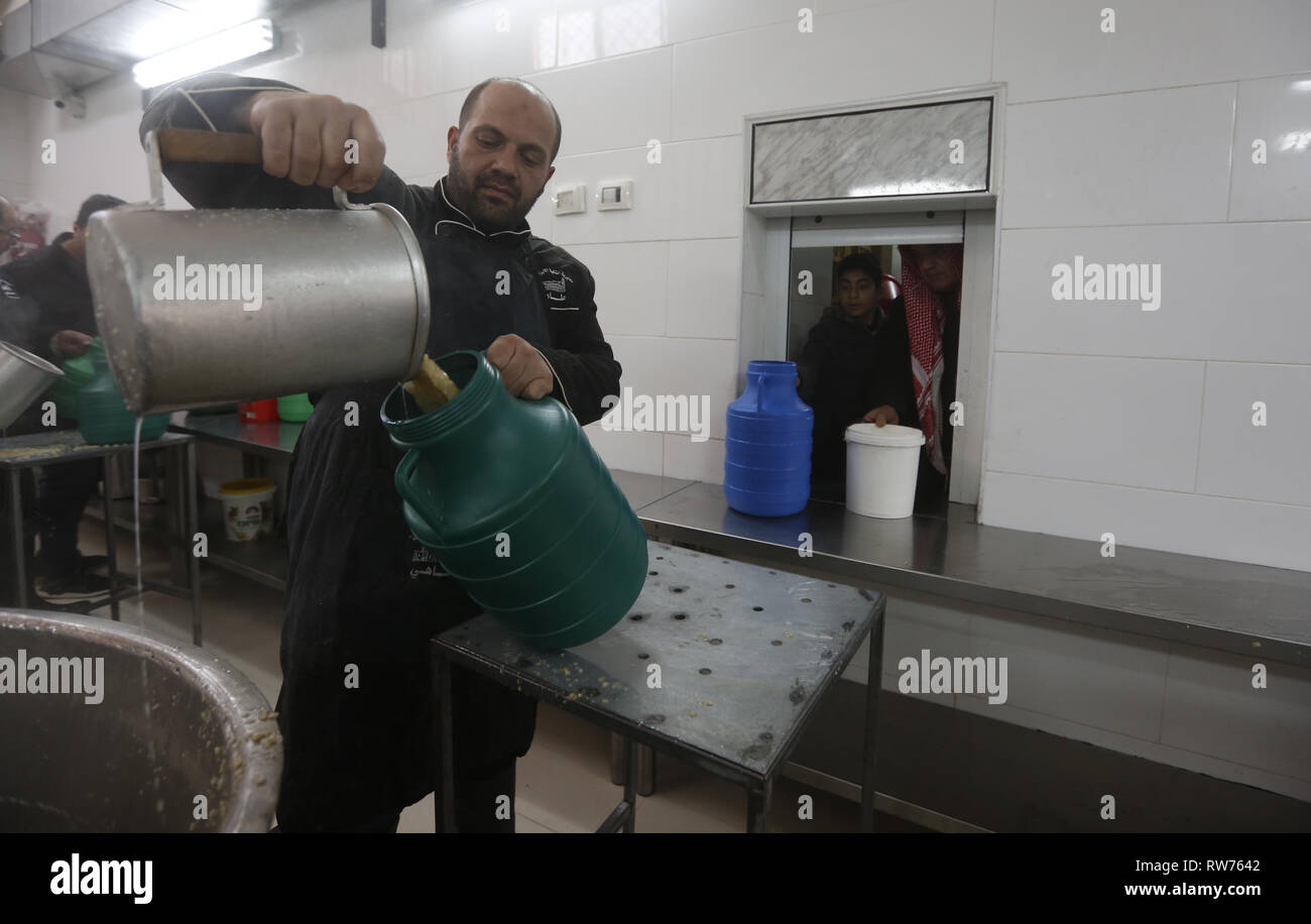 Hebron, West Bank, Palestinian Territory. 5th Mar, 2019. Palestinians prepare food to be distributed for free in the West Bank city of Hebron, 05 March 2019. Al-Takiyya Prophet Ibrahim Hospice was founded in 960 AD as an institute provides food for over than 2000 families weekly, the workers are government employess and all food costs are provided by people of Hebron, both rich and poor can get food Credit: Wisam Hashlamoun/APA Images/ZUMA Wire/Alamy Live News Stock Photo