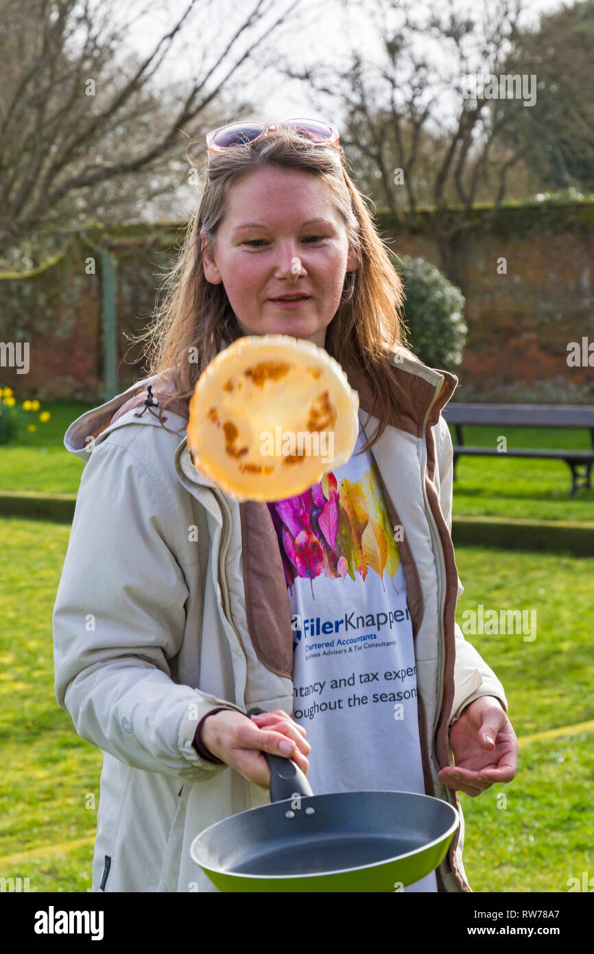 Tossing pancakes hires stock photography and images Alamy
