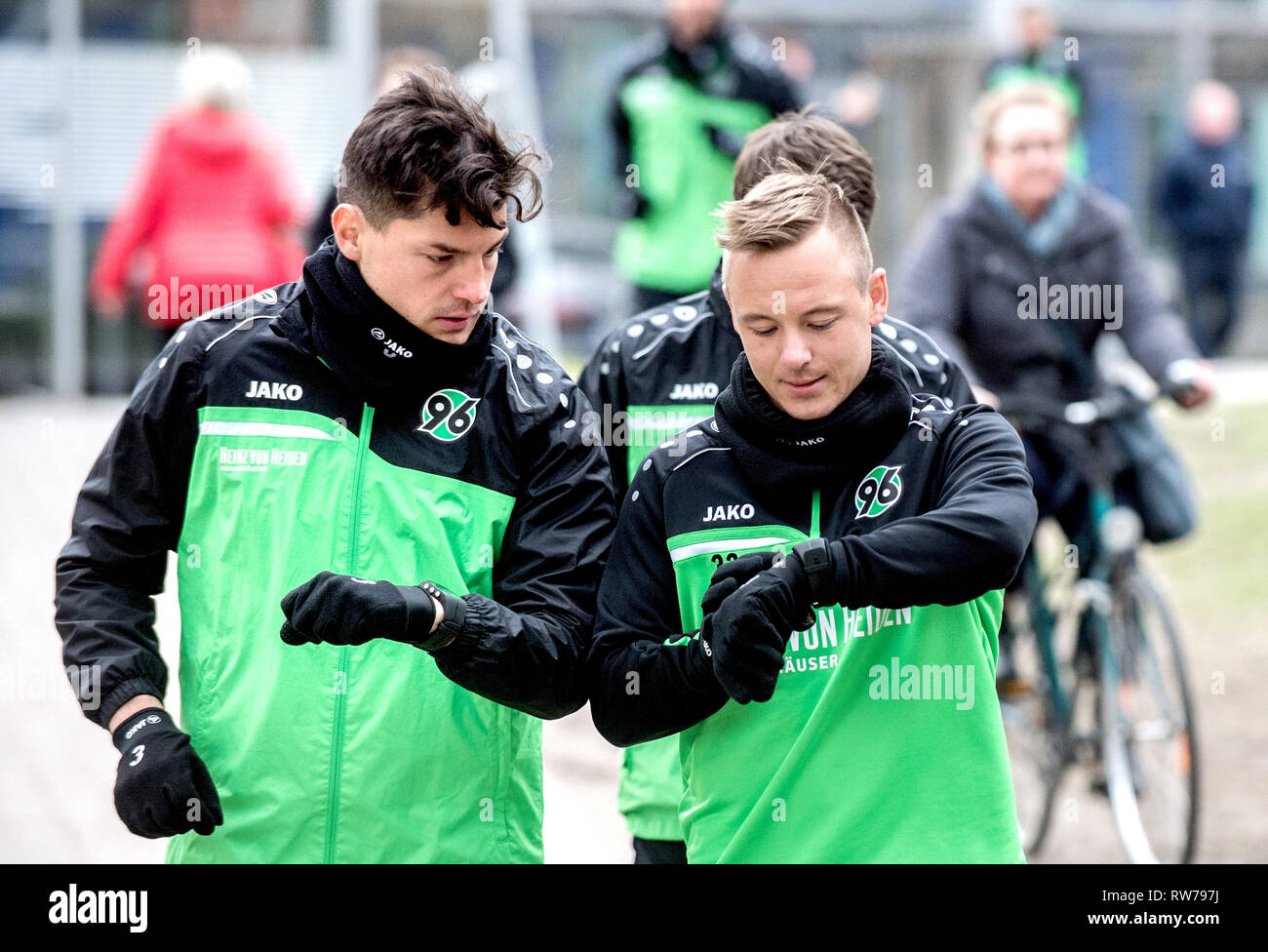 Hannover, Germany. 05th Mar, 2019. Soccer, Bundesliga, Training Hannover 96: The players Miiko Albornoz (l) and Uffe Bech start their running training. Credit: Hauke-Christian Dittrich/dpa - IMPORTANT NOTE: In accordance with the requirements of the DFL Deutsche Fußball Liga or the DFB Deutscher Fußball-Bund, it is prohibited to use or have used photographs taken in the stadium and/or the match in the form of sequence images and/or video-like photo sequences./dpa/Alamy Live News Stock Photo