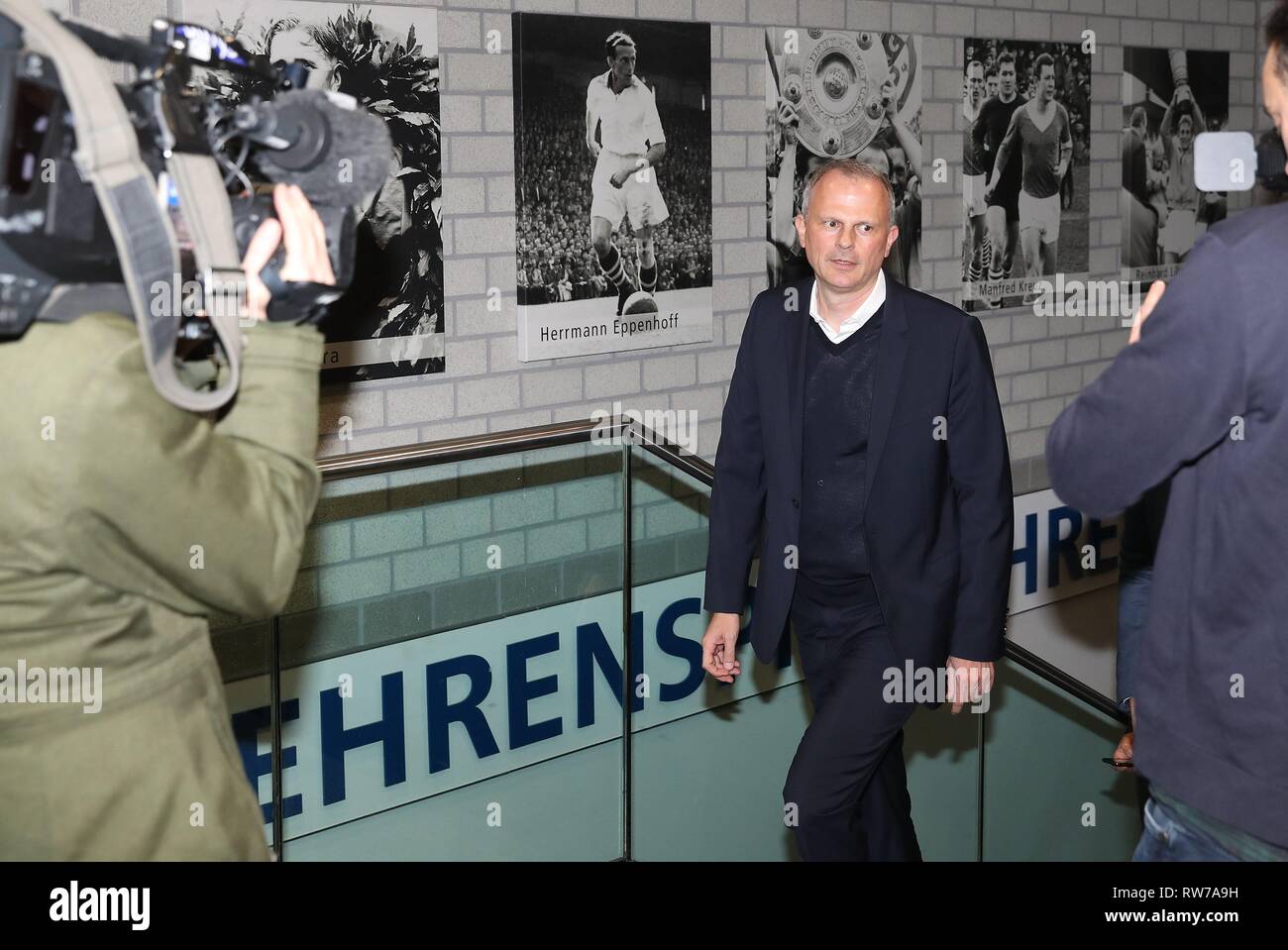 Gelsenkirchen, Deutschland. 05th Mar, 2019. firo: 05.03.2019, Football, 2018/2019, 1.Bundesliga FC Schalke 04 Presentation of the new sports director Schalke New sports chief Jochen Schneider in front of the TV show, media | usage worldwide Credit: dpa/Alamy Live News Stock Photo
