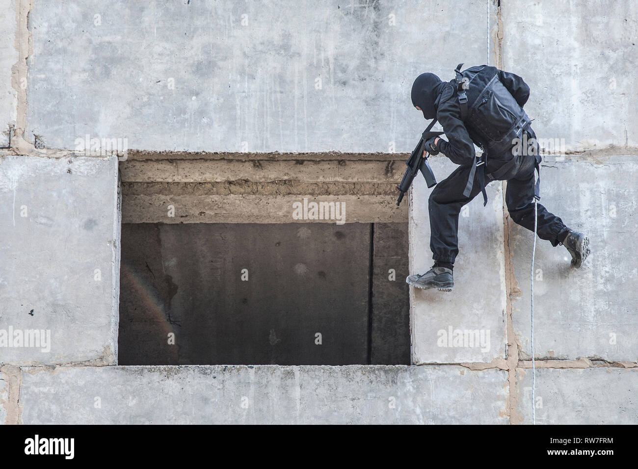 Spec ops soldier in face mask during rope exercises with weapons Stock ...