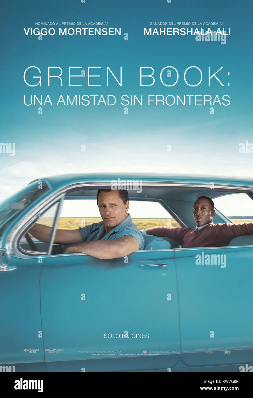 GREEN BOOK, Latin American poster in Spanish, from left: Viggo Mortensen, Mahershala Ali, 2018. © Universal /Courtesy Everett Collection Stock Photo