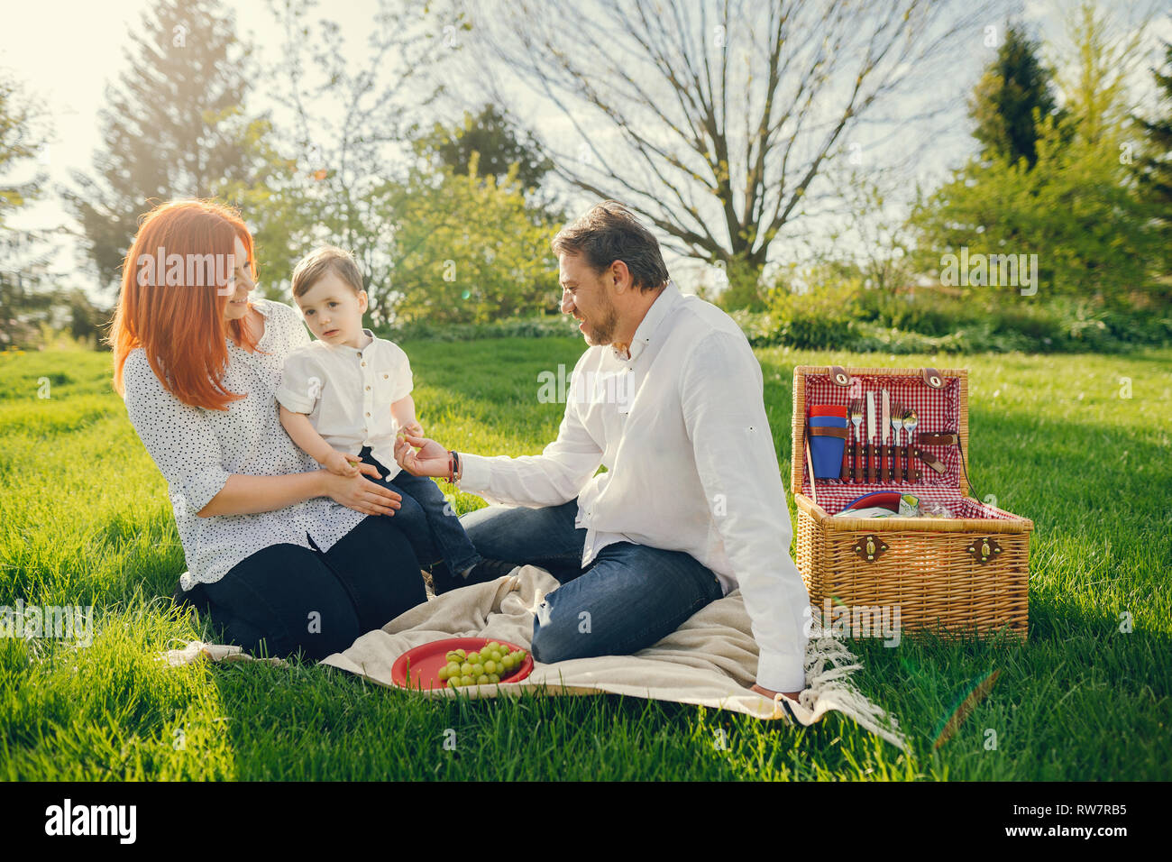 Child parents sitting picnic hi-res stock photography and images - Alamy