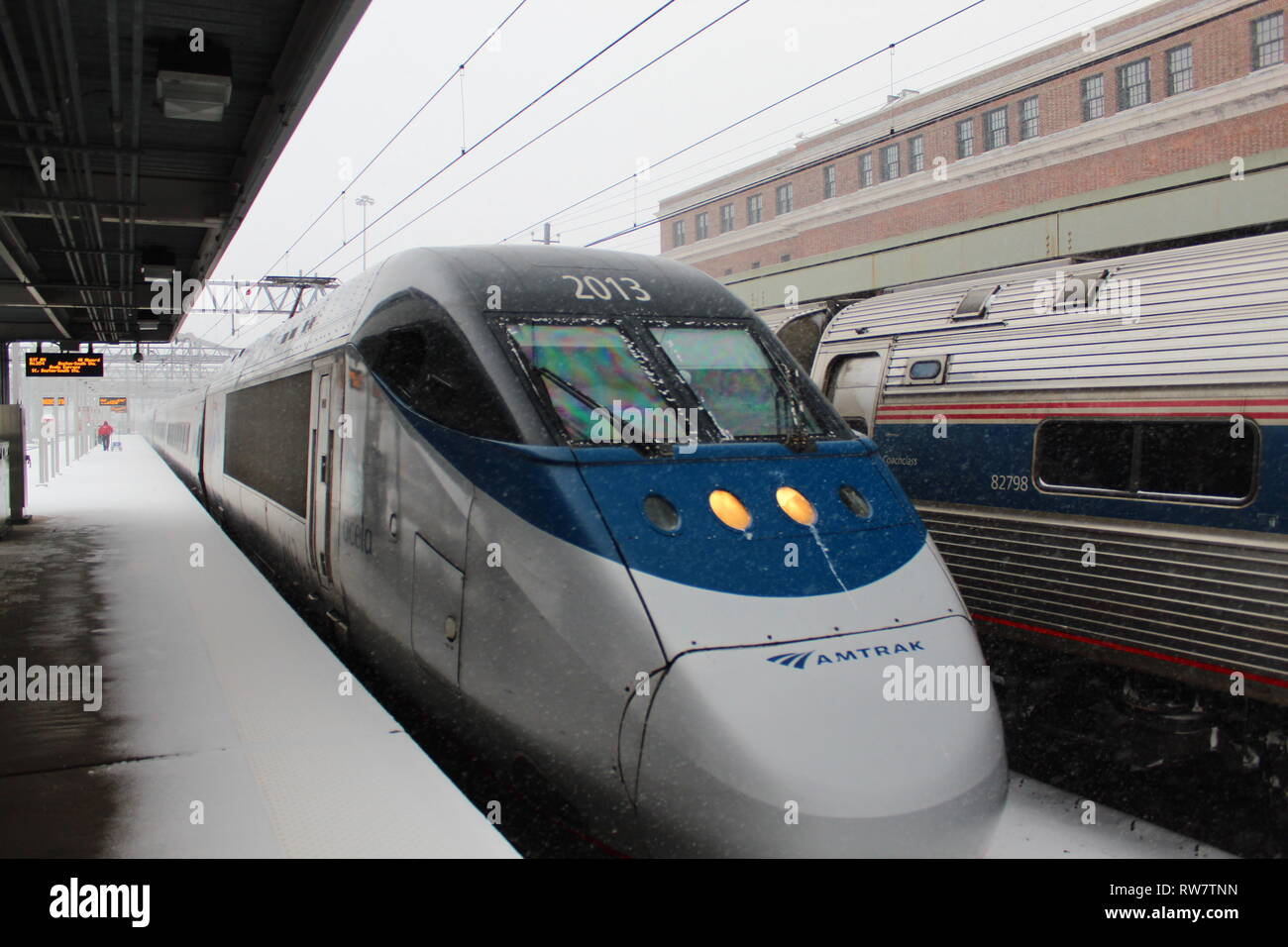 amtrak-hartford-line-and-shoreline-east-trains-at-new-haven-union