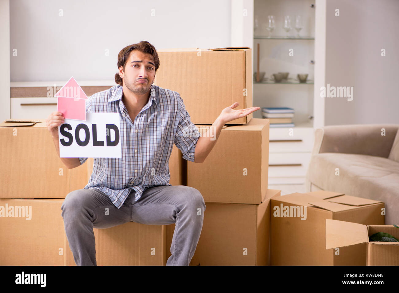 Человек продает. Сервис, который продает отзывы. Продающие тексты книга. Презентации которые продают. Сервис который продает книга.