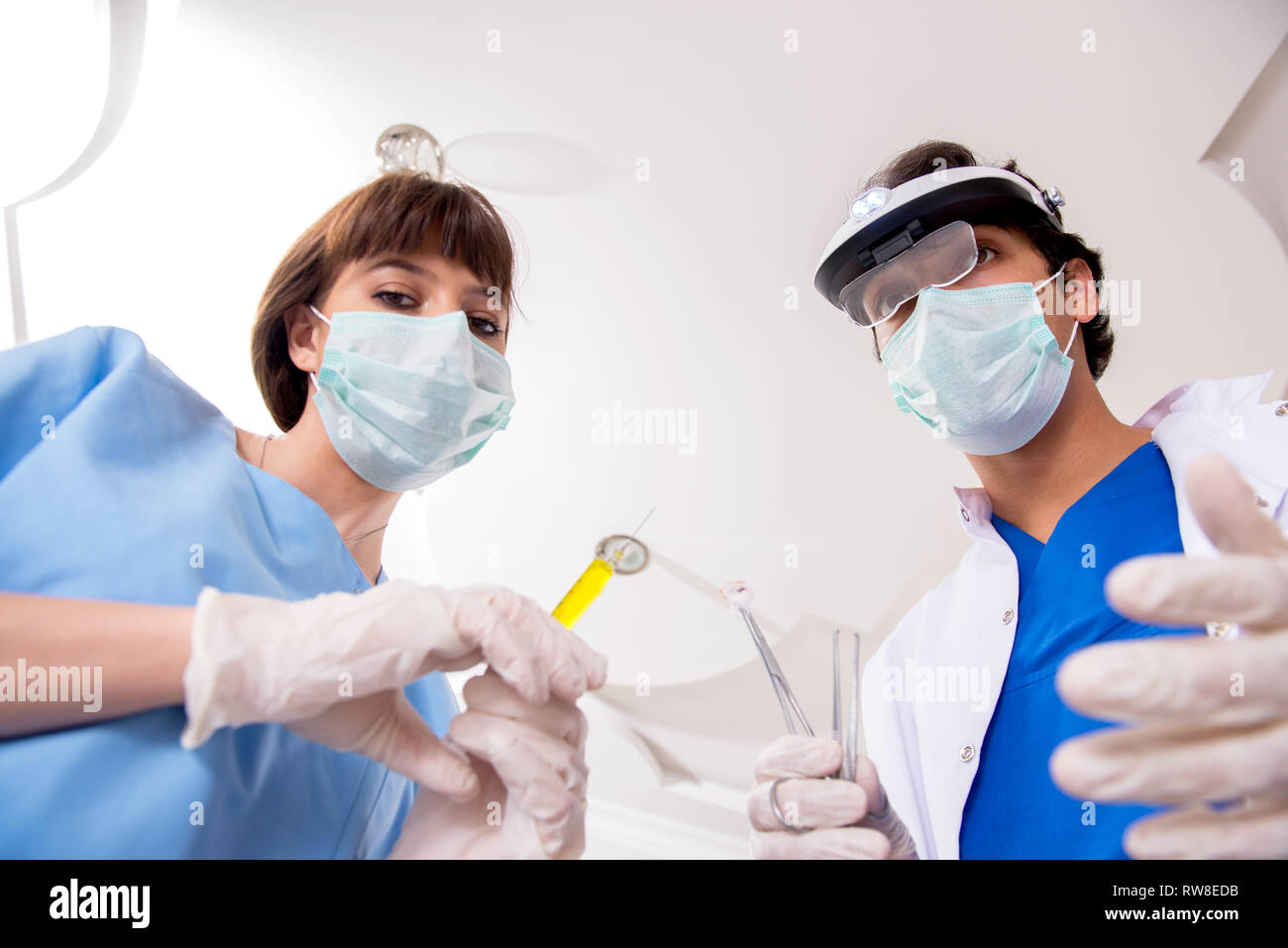 Surgeon magnifying glasses hires stock photography and images Alamy