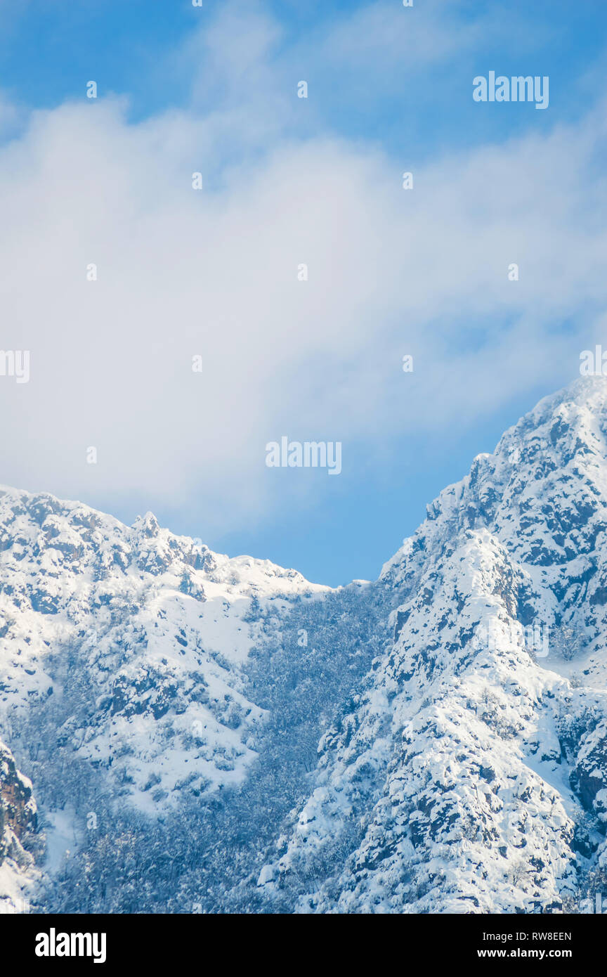 Snow capped mountains himalayas hi-res stock photography and images - Alamy