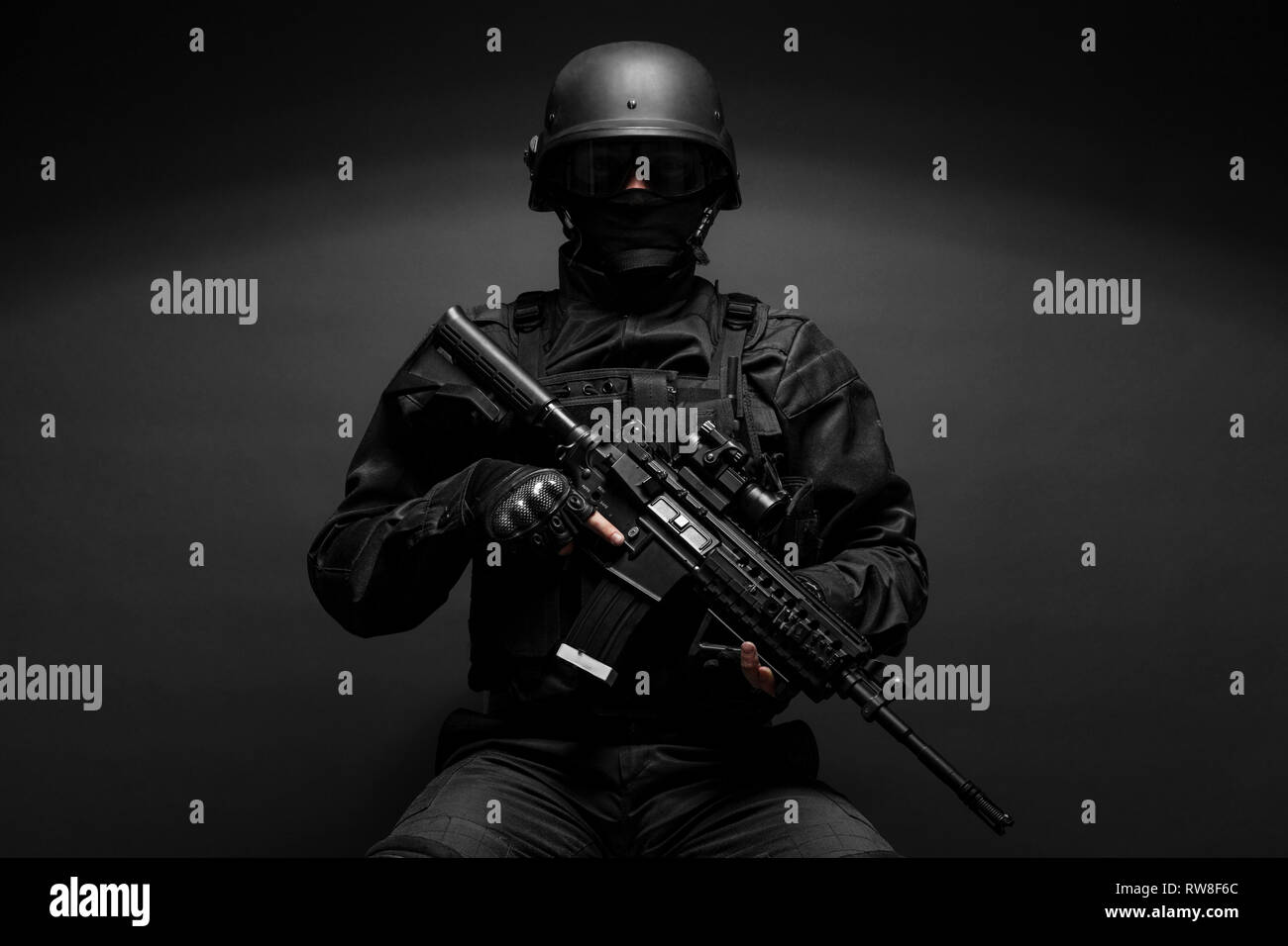 Spec ops police officer SWAT in black uniform Stock Photo - Alamy