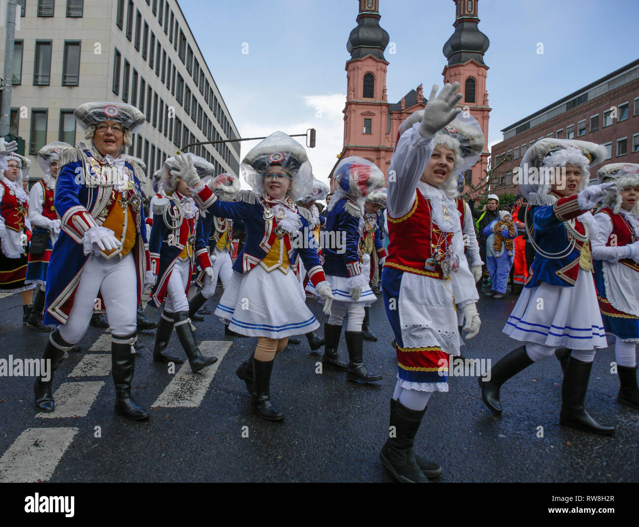 Mainz, Germany. 04th Mar, 2019. Majorettes from the Mainzer Ranzengarde march in the parade. Around half a million people lined the streets of Mainz for the traditional Rose Monday Carnival Parade. The 9 km long parade with over 8,500 participants is one of the three large Rose Monday Parades in Germany. Credit: Michael Debets/Pacific Press/Alamy Live News Stock Photo