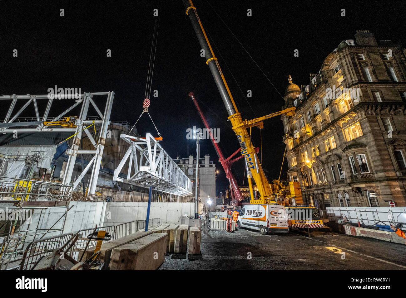 Crane lift hi-res stock photography and images - Alamy