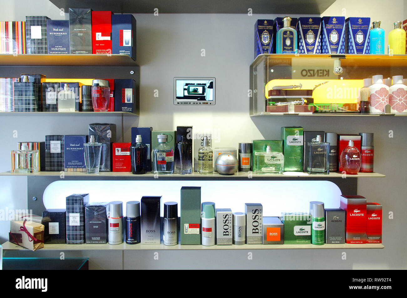 Mens fragrances hi res stock photography and images Alamy