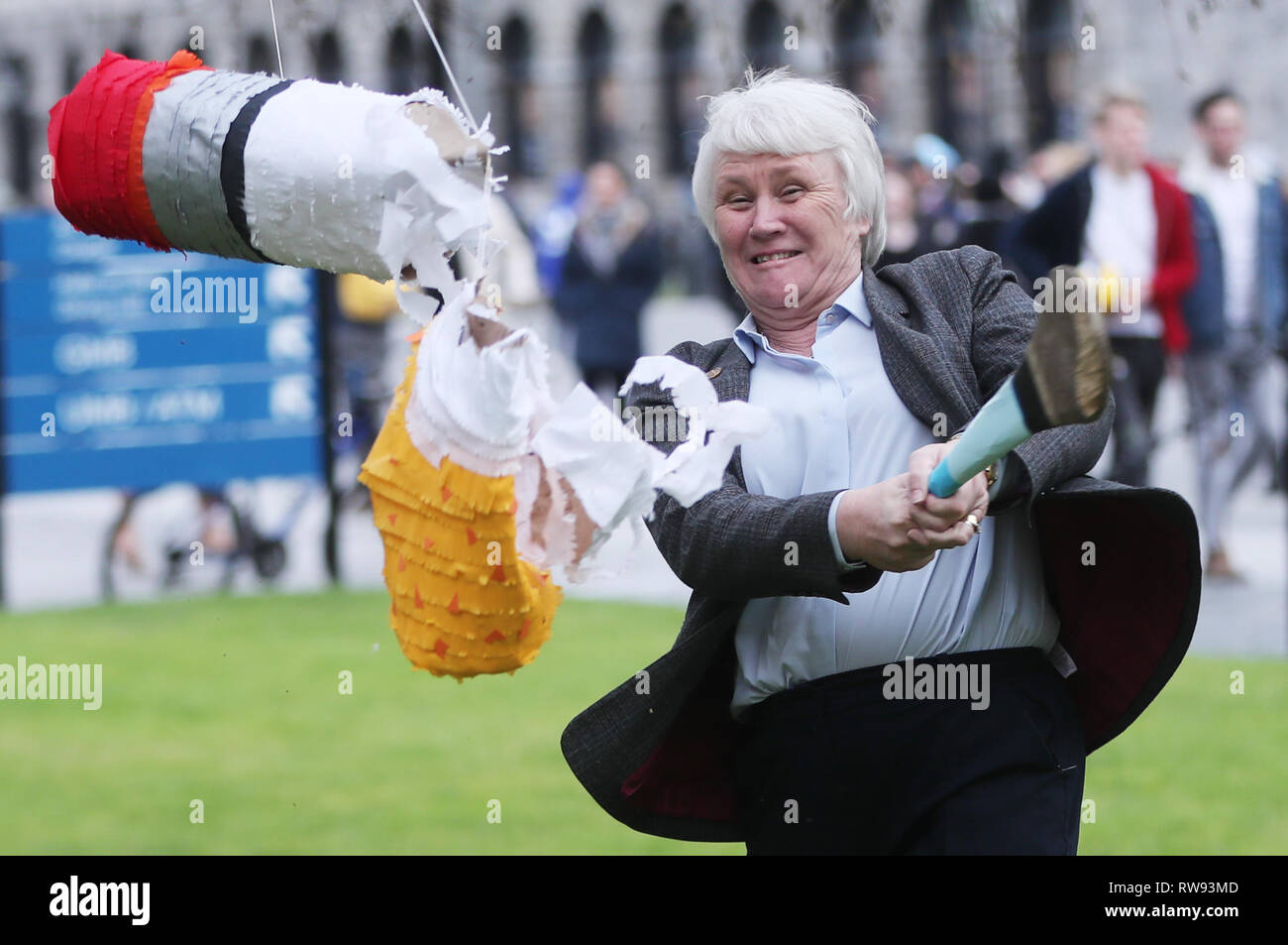 Piñata grande en una boda Fotografía de stock - Alamy