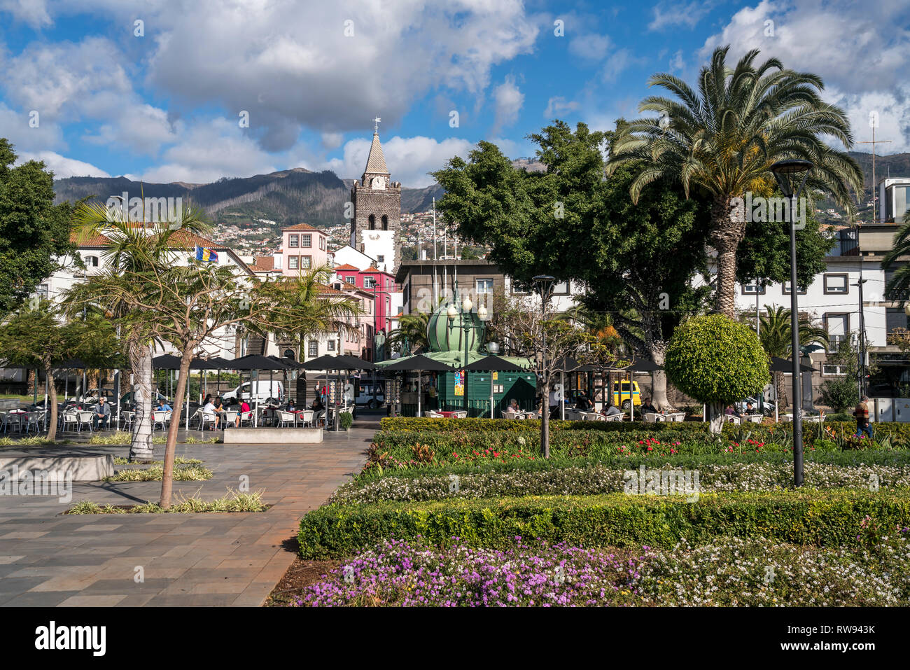 Parkanlage und Promenade Praca Do Povo und die Kathedrale Se, Funchal, Madeira, Portugal, Europa |  Park and promenade Praca Do Povo and the cathedral Stock Photo