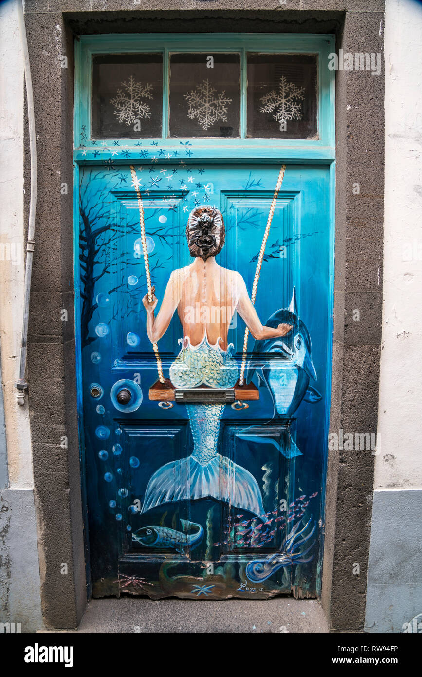 Kunstprojekt mit bemalten Türen in der Altstadt von Funchal, Madeira, Portugal, Europa |  Art project Painted doors in Funchal, Madeira, Portugal, Eur Stock Photo
