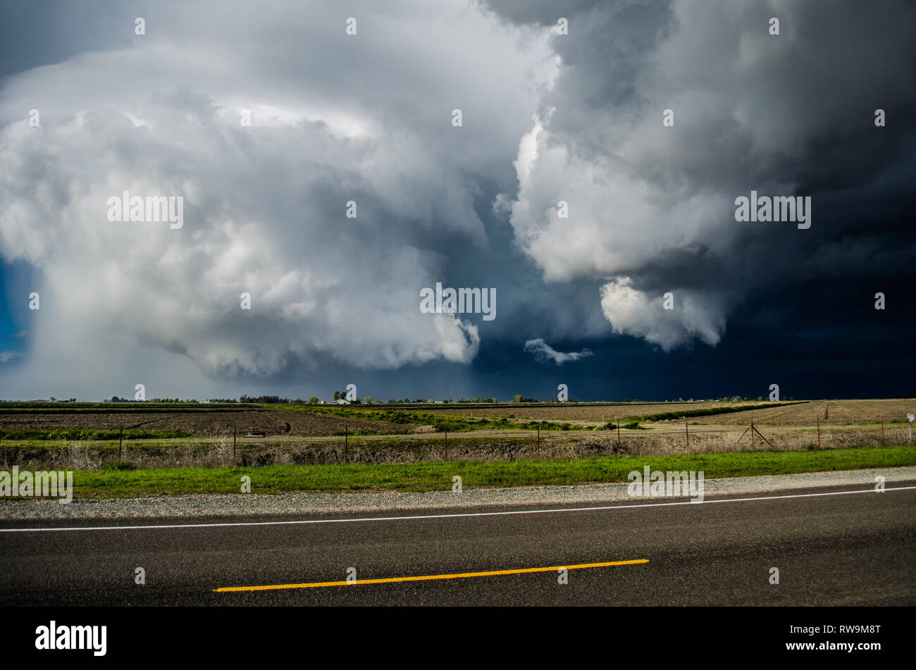 A mini-supercellular thunderstorm in the north-central Sacramento valley just before producing a EF-1 tornado in Glenn county. Stock Photo