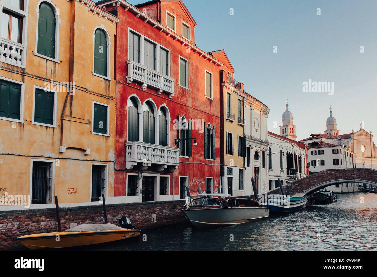 Old buildings venice hi-res stock photography and images - Alamy