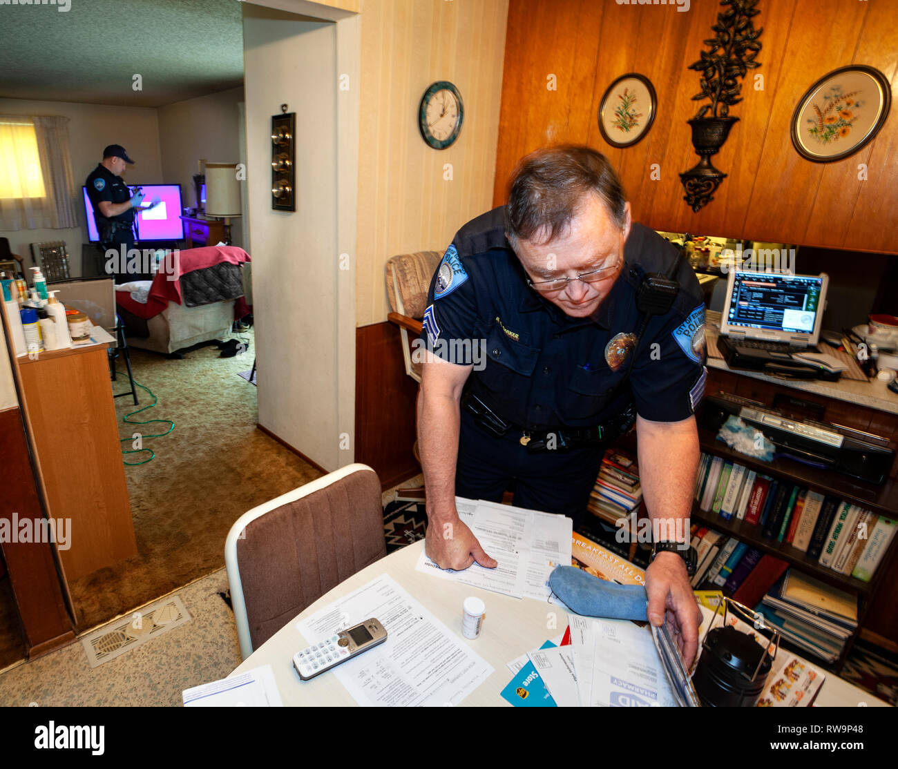 PE00385-00...WASHINGTON - Sergeant Robert Barker of the Edmonds Police Department and fellow officer conduct an investigation. Stock Photo