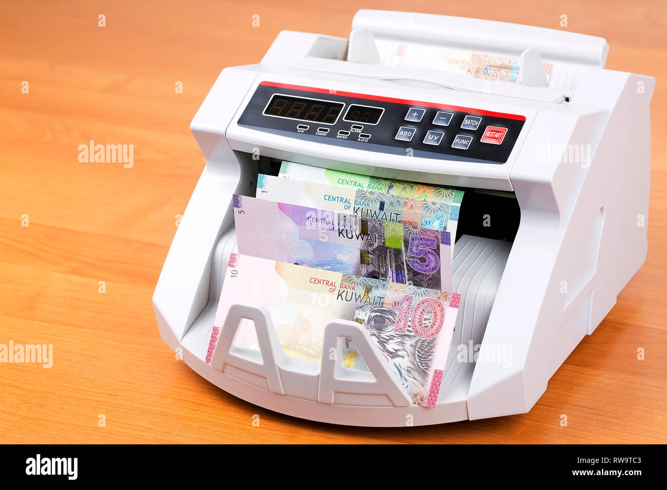 Money from Kuwait in a counting machine Stock Photo Alamy