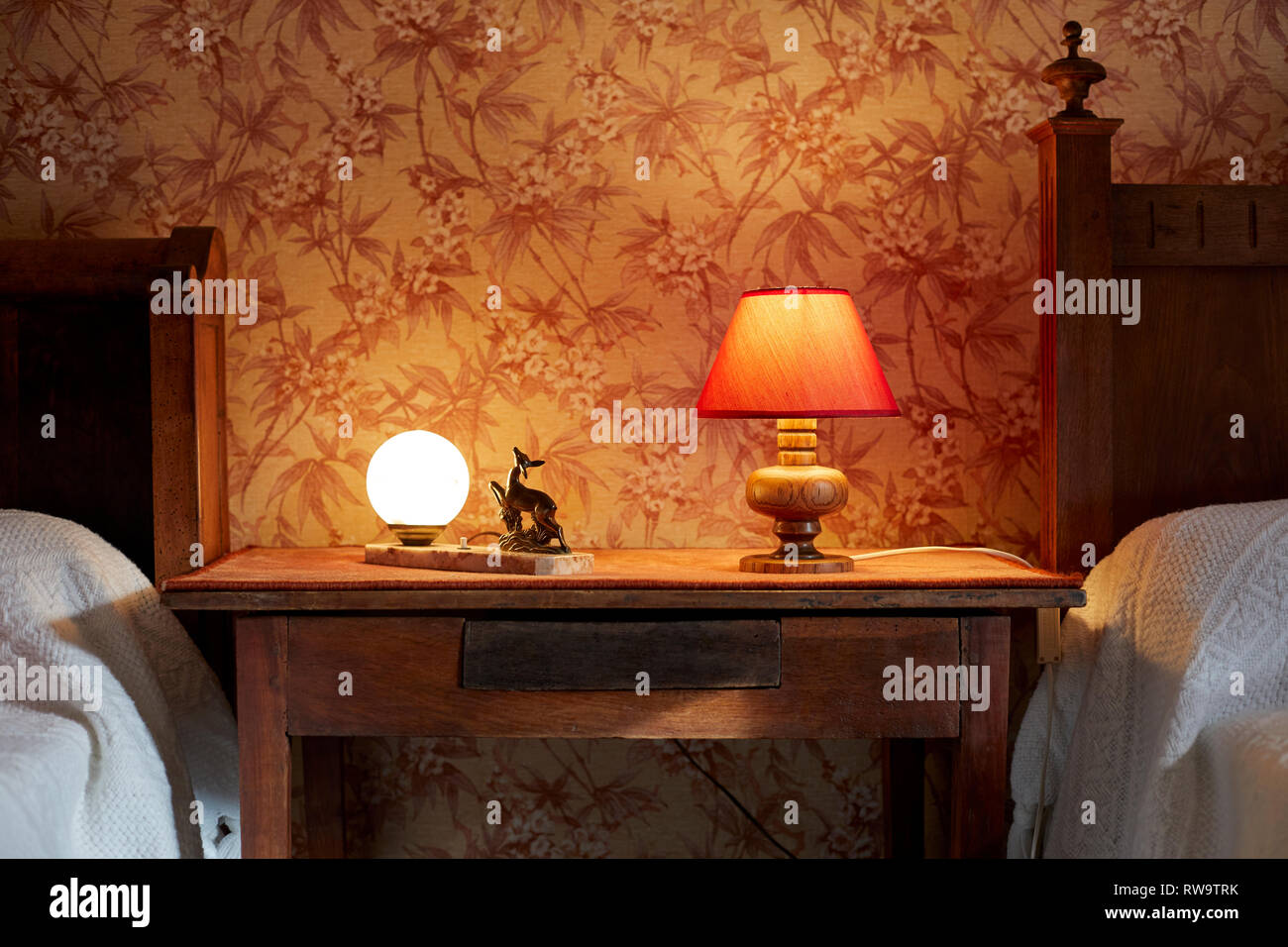 old fashioned bedside lamps