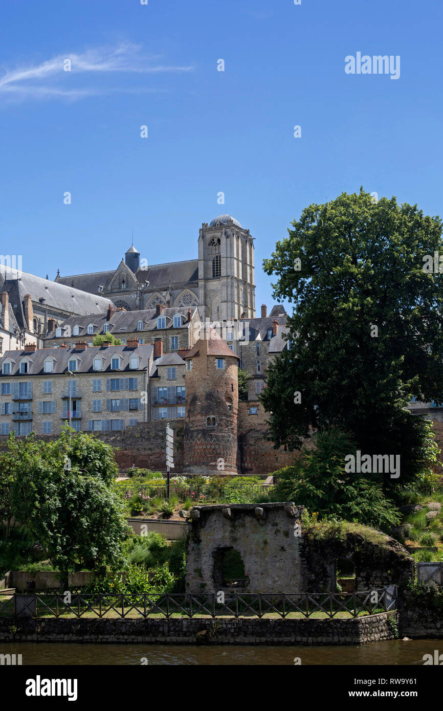 Le Mans (north-western France): townhouses and Gallo-Roman great wall, in the Old Town "Cite Plantagenet", along the banks of the river Sarthe Stock Photo