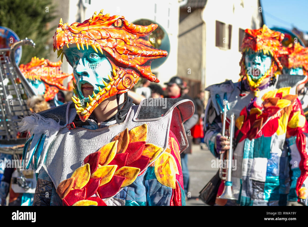 Guggenmusik-Kapelle bei einem Festumzug zur schwäbisch-alemannischen Fasnet in Schwaben mit traditionellen Kostümen und Holzmasken Stock Photo