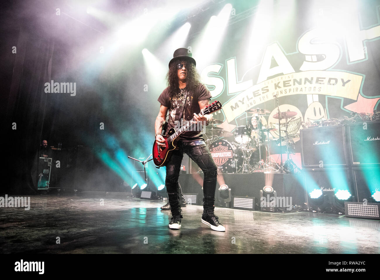 Slash guitarist hi-res stock photography and images - Alamy