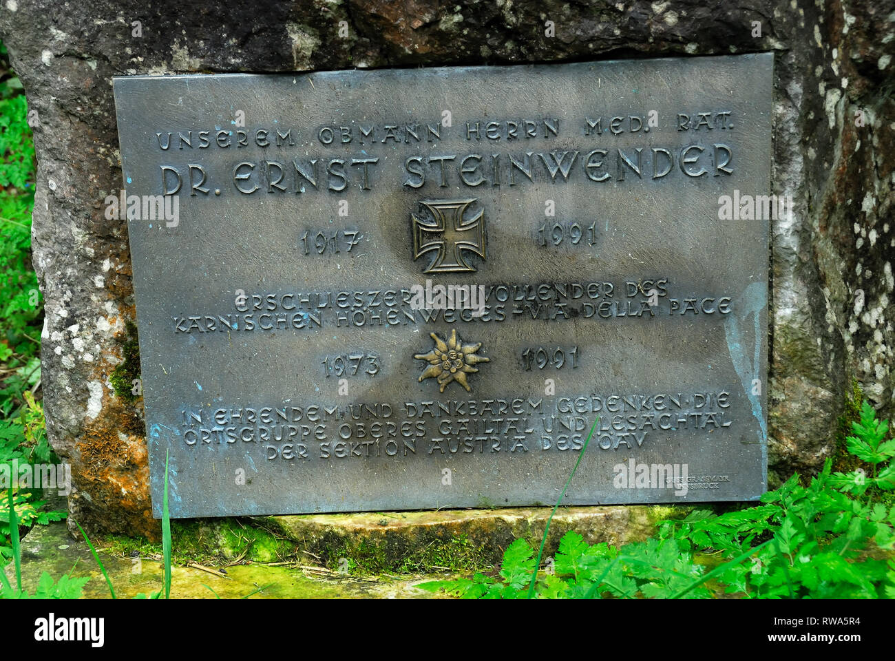 Austria, Plockenpass, Mauthen village. Plate in memory of the mountain rescue doctor Ernst Steinwender who since 1970 contributed to the restoration of the Alpine paths of the Carnic Alps. Sentiero della Pace (English : Path of Peace) Stock Photo