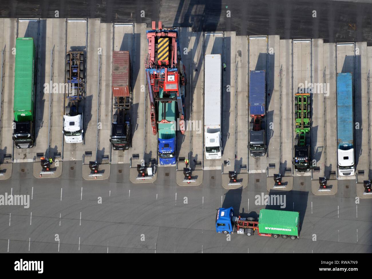 Container loading hi-res stock photography and images - Alamy