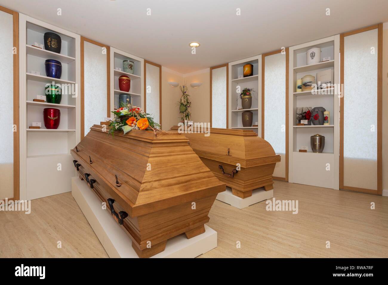 Coffins and urns in the exhibition room of a funeral parlour, Hesse, Germany Stock Photo
