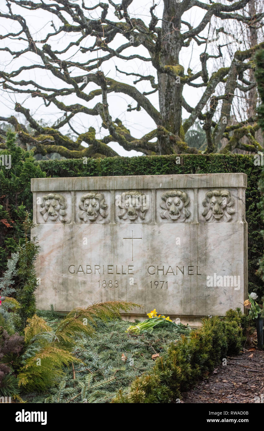 The grave of Gabreille “Coco” Chanel in the Cimetière du Bois-de-Vaux  cemetary in Lausanne, Vaud, Switzerland with five stone lions on the  headstone Stock Photo - Alamy