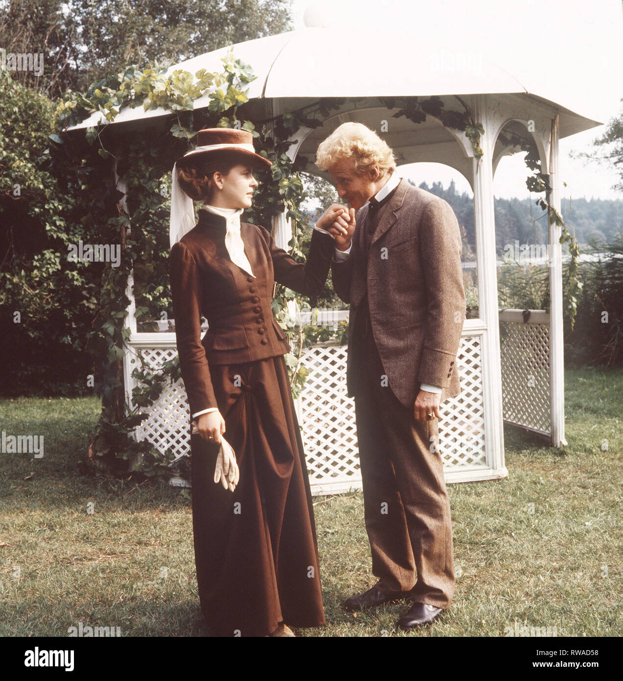 DER TROTZKOPF Folge: Die Verlobung Ilse (ANJA SCHÜTE) und Leo (RAINER GOERNEMANN), den sie zum zweiten Mal trifft, entdecken ihre Liebe zueinander ...  aka. Die Verlobung 6 / DER TROTZKOPF BRD 1983 Stock Photo