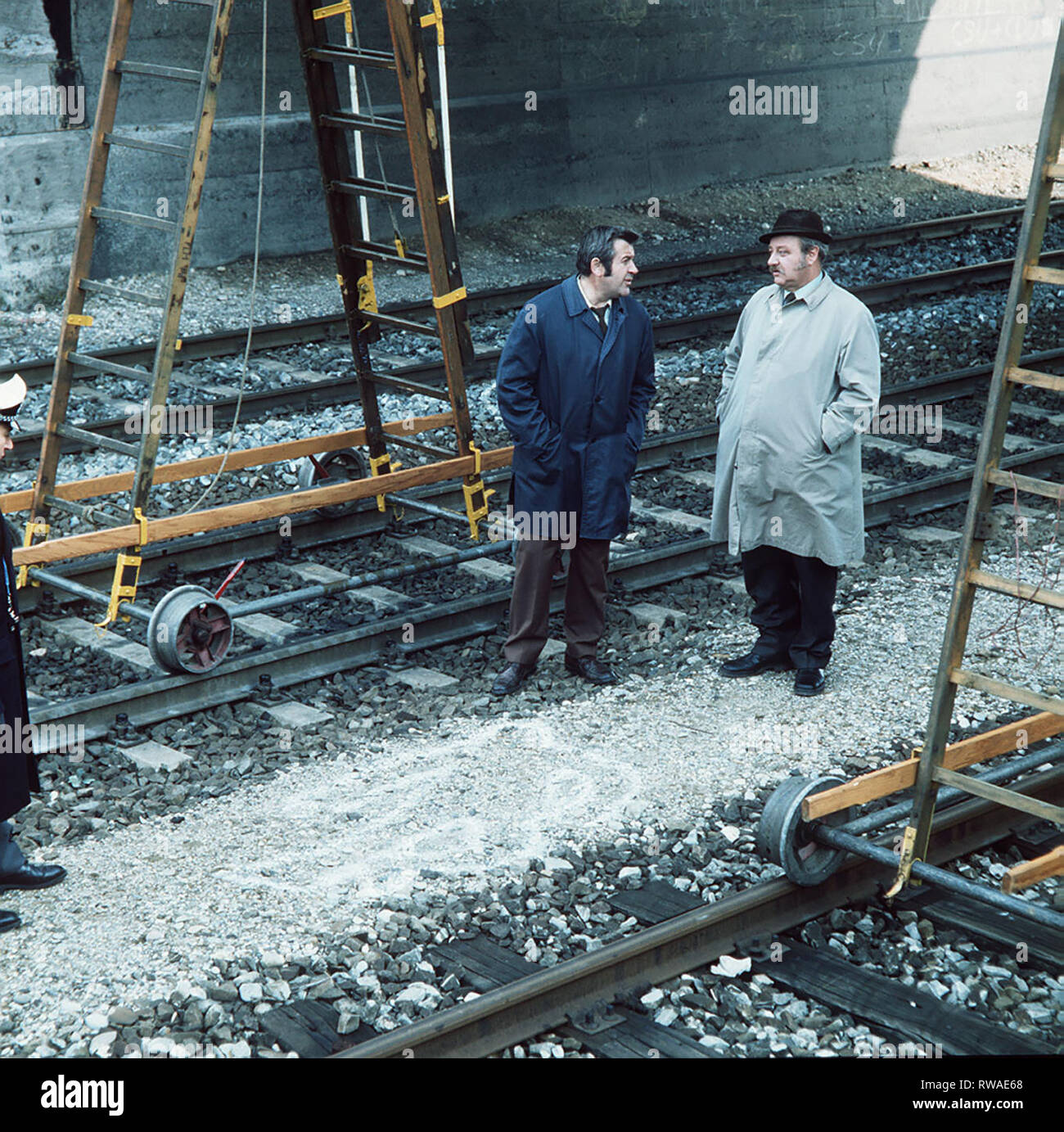TATORT / Wohnheim Westendstraße / Kommissar Veigl ermittelt im Fall eines Betriebsunfalls mit Todesfolge auf einem Bahngelände. Dabei kommt er Schwarzarbeitern auf die Schliche... / Szene mit KM Brettschneider (WILLY HARLANDER) und Veigl (GUSTL BAYRHAMMER). / , 07DFAARDTAT2 / Überschrift: TATORT / BRD 1976 Stock Photo