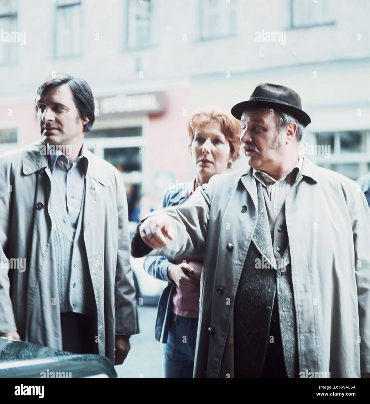 TATORT / Wohnheim Westendstraße / Kommissar  Veigl ermittelt im Fall eines Betriebsunfalls mit Todesfolge  auf einem Bahngelände. Dabei kommt er Schwarzarbeitern auf die Schliche... / Szene mit KMH (HELMUT FISCHER), Eva Krüner (VERONIKA FITZ) und Veigl  l(GUSTL BAYRHAMMER). / , 07DFAARDTAT3 / Überschrift: TATORT / BRD 1976 Stock Photo