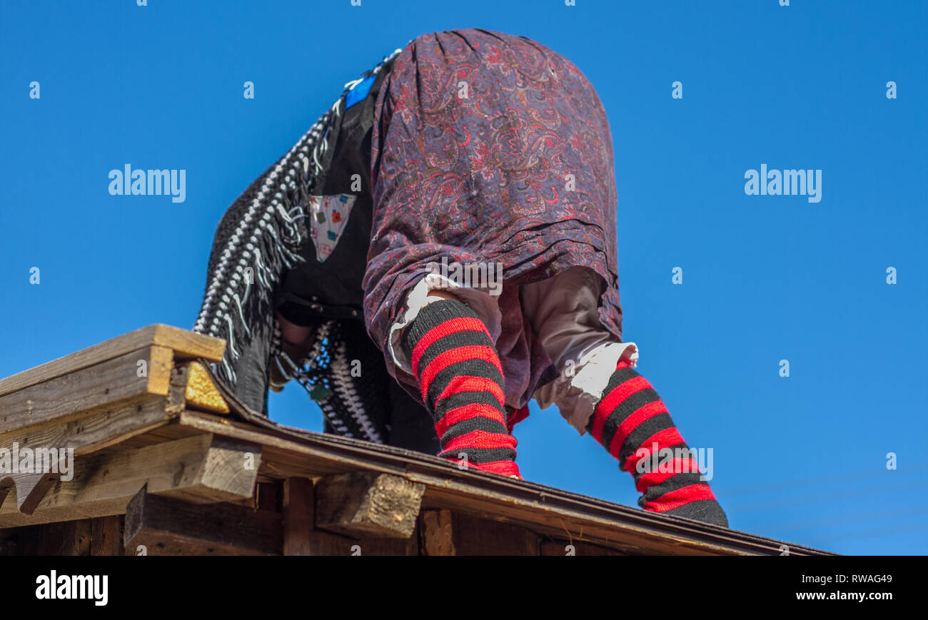 Bunter Festumzug zur schwäbisch-alemannischen Fasnet in Schwaben mit traditionellen Kostümen und Holzmasken Stock Photo
