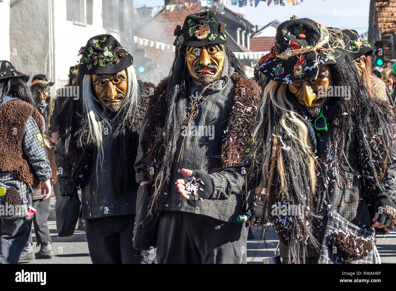 Bunter Festumzug zur schwäbisch-alemannischen Fasnet in Schwaben mit traditionellen Kostümen und Holzmasken Stock Photo