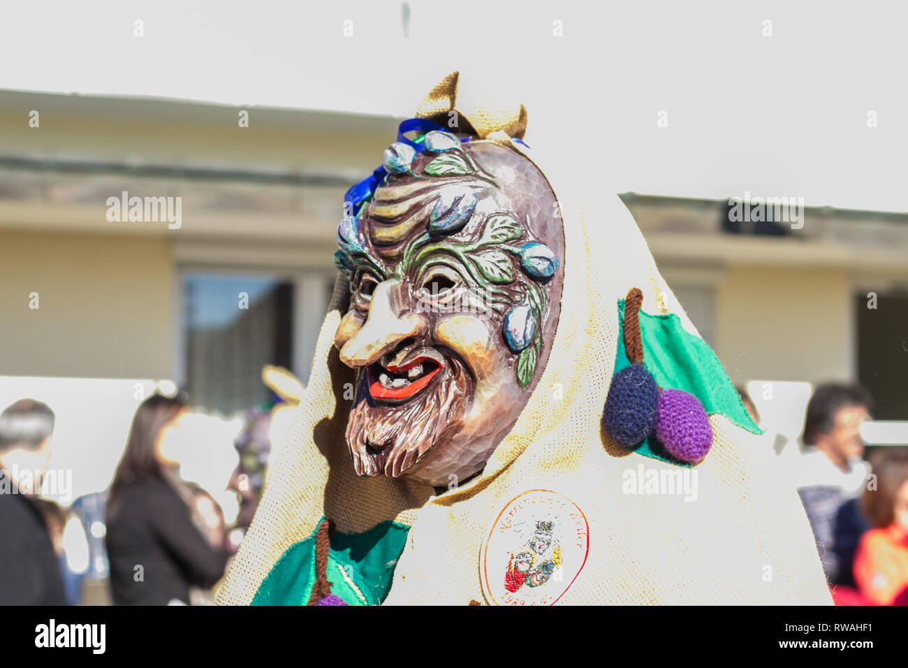 Bunter Festumzug zur schwäbisch-alemannischen Fasnet in Schwaben mit traditionellen Kostümen und Holzmasken Stock Photo
