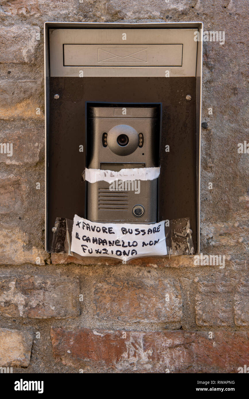 Handwritten sign attached to a doorbell - 'Bell Not Working' Stock Photo