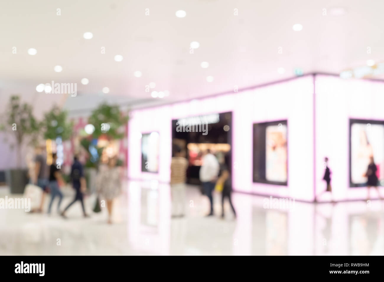 Blurred people shopping mall hi-res stock photography and images - Alamy