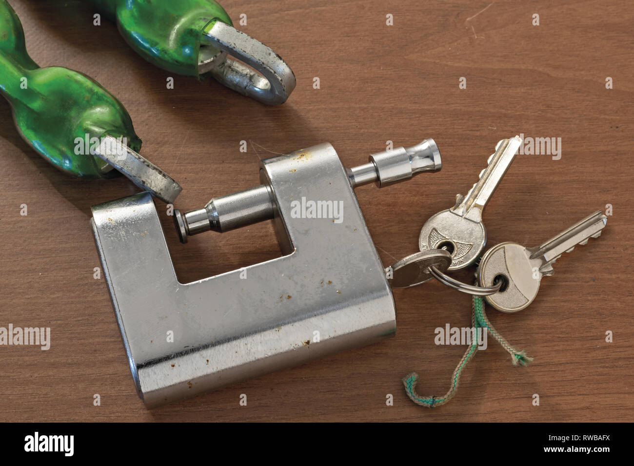 lucchetto di sicurezza con catena rinforzata Stock Photo